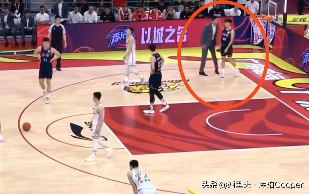 闫军真给杜锋面子，比赛中，杜锋进场“教育”李奕臻竟然没被警告和处理，按照规则：教