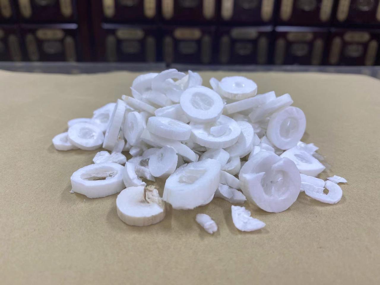 一位肝囊肿患者，因为付不起手术费而独自哭泣，用2味中药治好她后，她却哭着说：为什