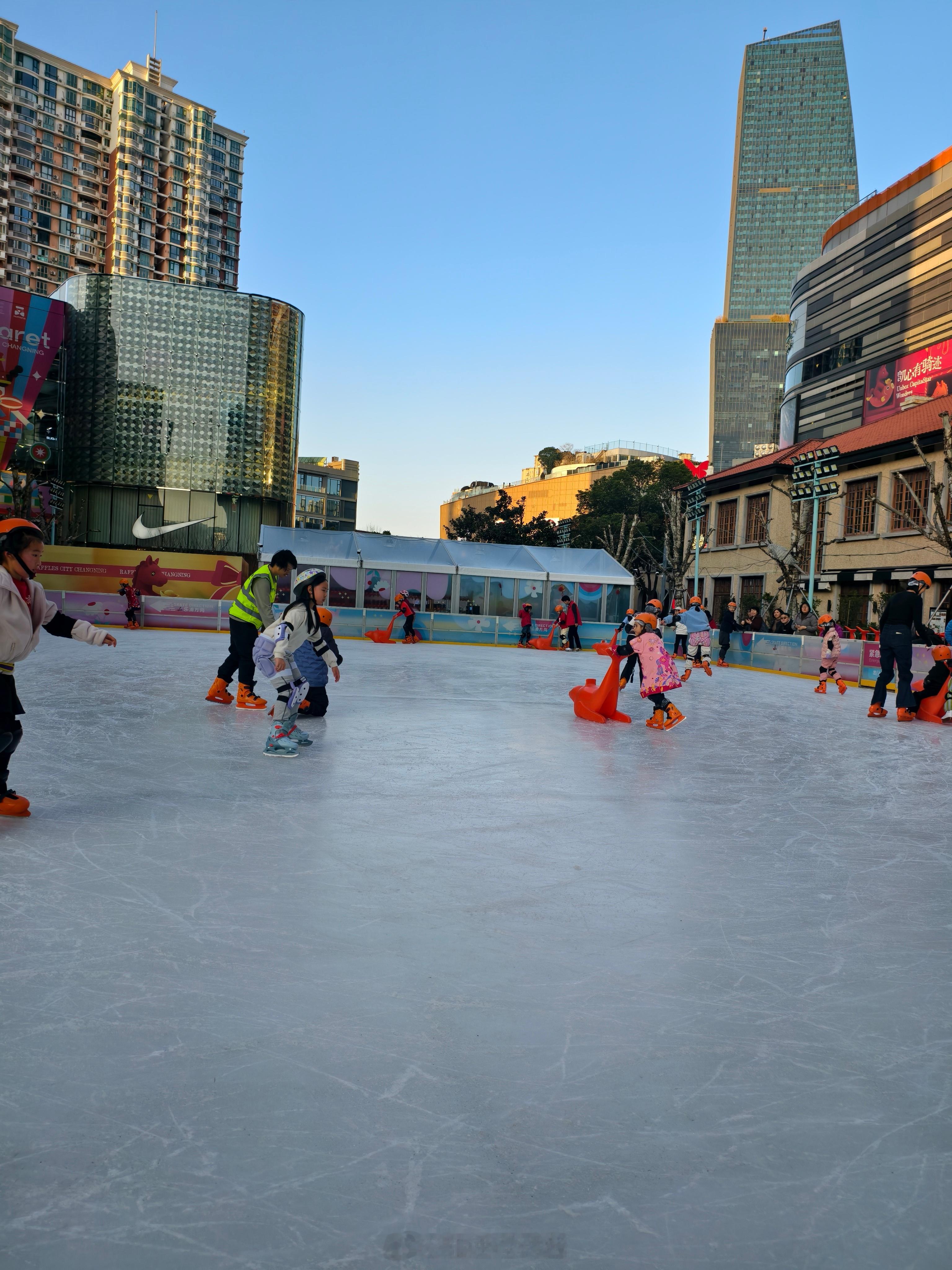 去吃饭的时候路过这个露天的简易冰场看着玩的不亦乐乎的小家伙们，就觉得长大似乎丢了