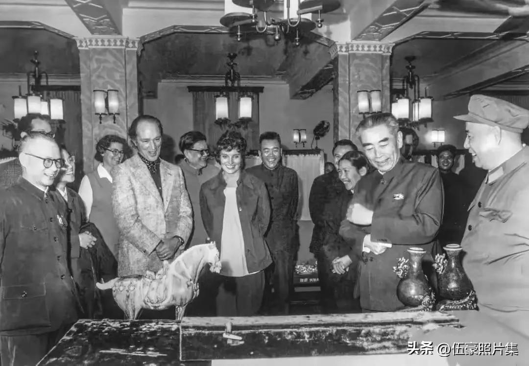 1973年10月13日，周恩来总理与河南省委书记耿起昌（左一），省军区司令员张树