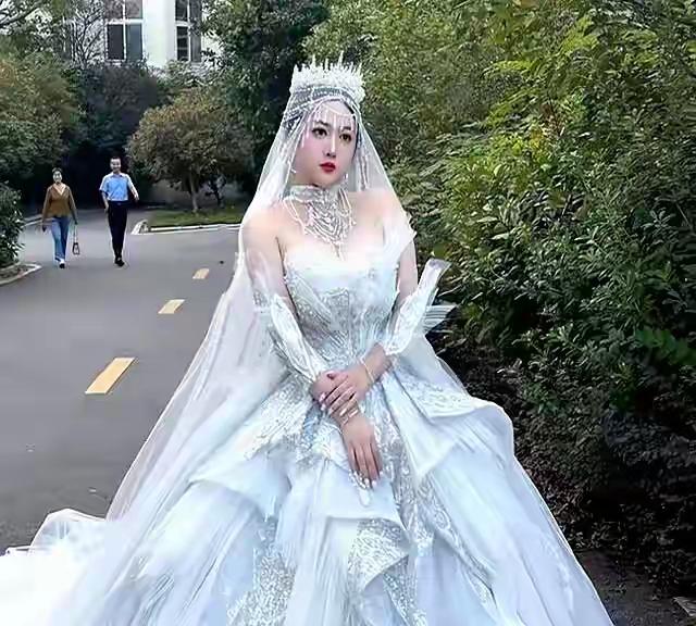 29岁的婚礼摄影师从高楼一跃而下，永远离开了。他妻子在社交平台发的一句话，看哭了