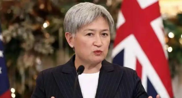 中国知名美女作家曾称在国内压抑不自由，让她活不下去，于是她抛弃父母，带着年幼的女