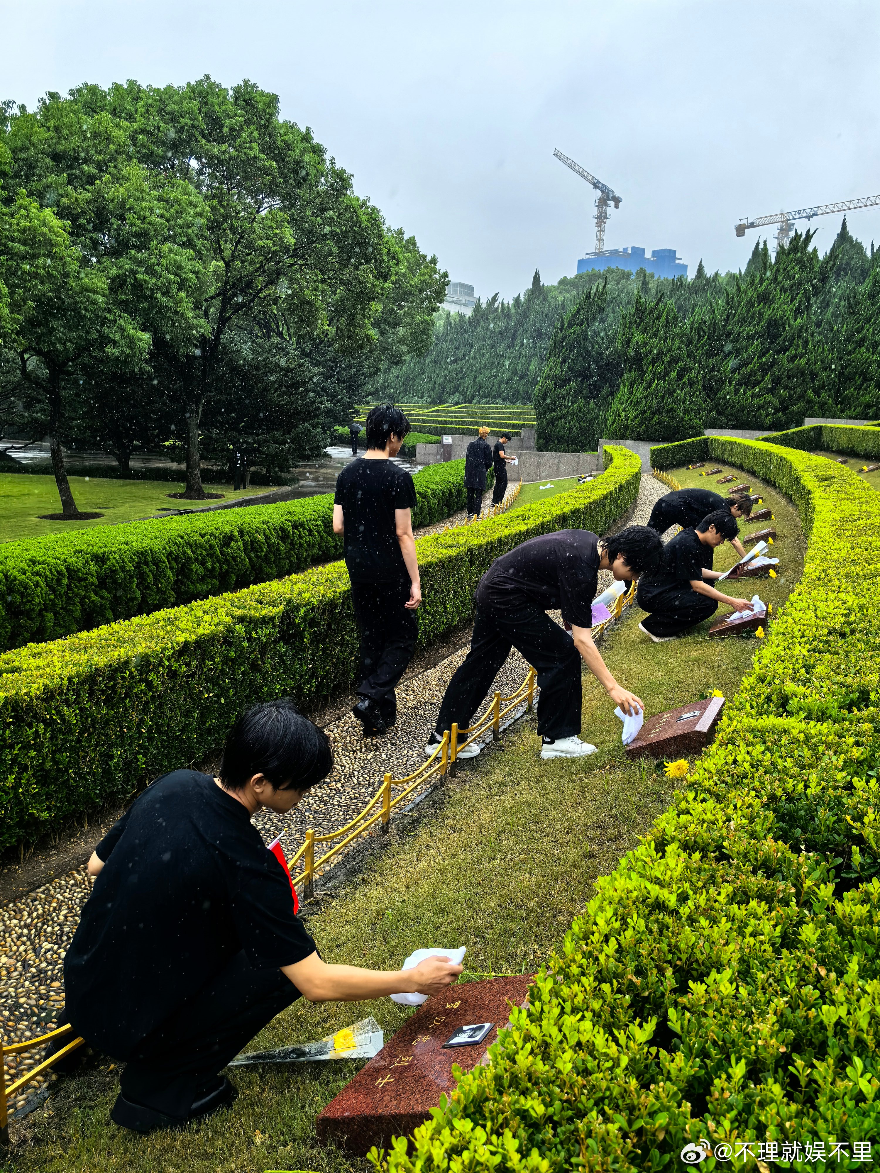 练习生国庆冒雨祭扫烈士陵园 用行动致敬英雄，用信仰照亮前路，龙生九子团练习生国庆