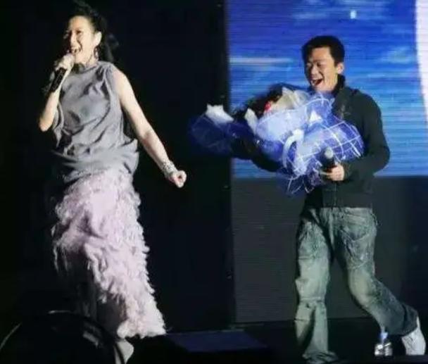 2008年，刘若英开演唱会时，邀请王宝强去助阵当现场嘉宾，可多年好友王宝强却冷冷