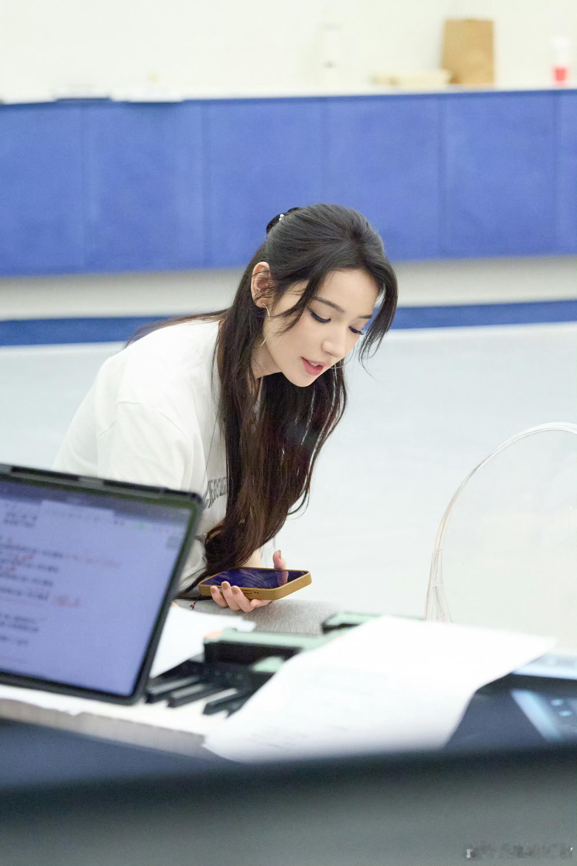 代斯一公排名乘风而上野蛮生长，舞台质感持续在线，逆风成长自带光芒，期待代斯解锁更