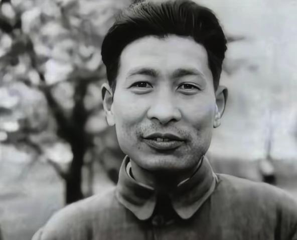 1949年，一个叛逃了整整12年的红军师长，突然带着800号人出现在解放军阵前，