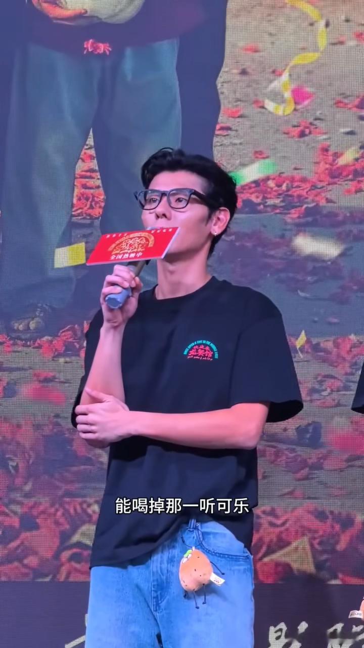 马俊生希望赛夫能喝掉那罐可乐蒋奇明讲述的细节后劲好大。在残酷的背景下，可乐是珍贵