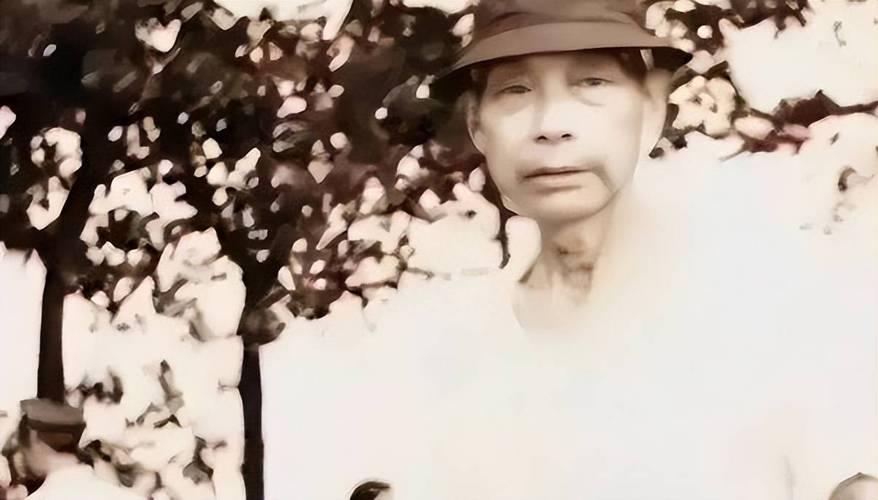 他指挥特务对郭沫若和李公朴实施暴力，致两人重伤。国民党败逃后，他留下实施“焦土政
