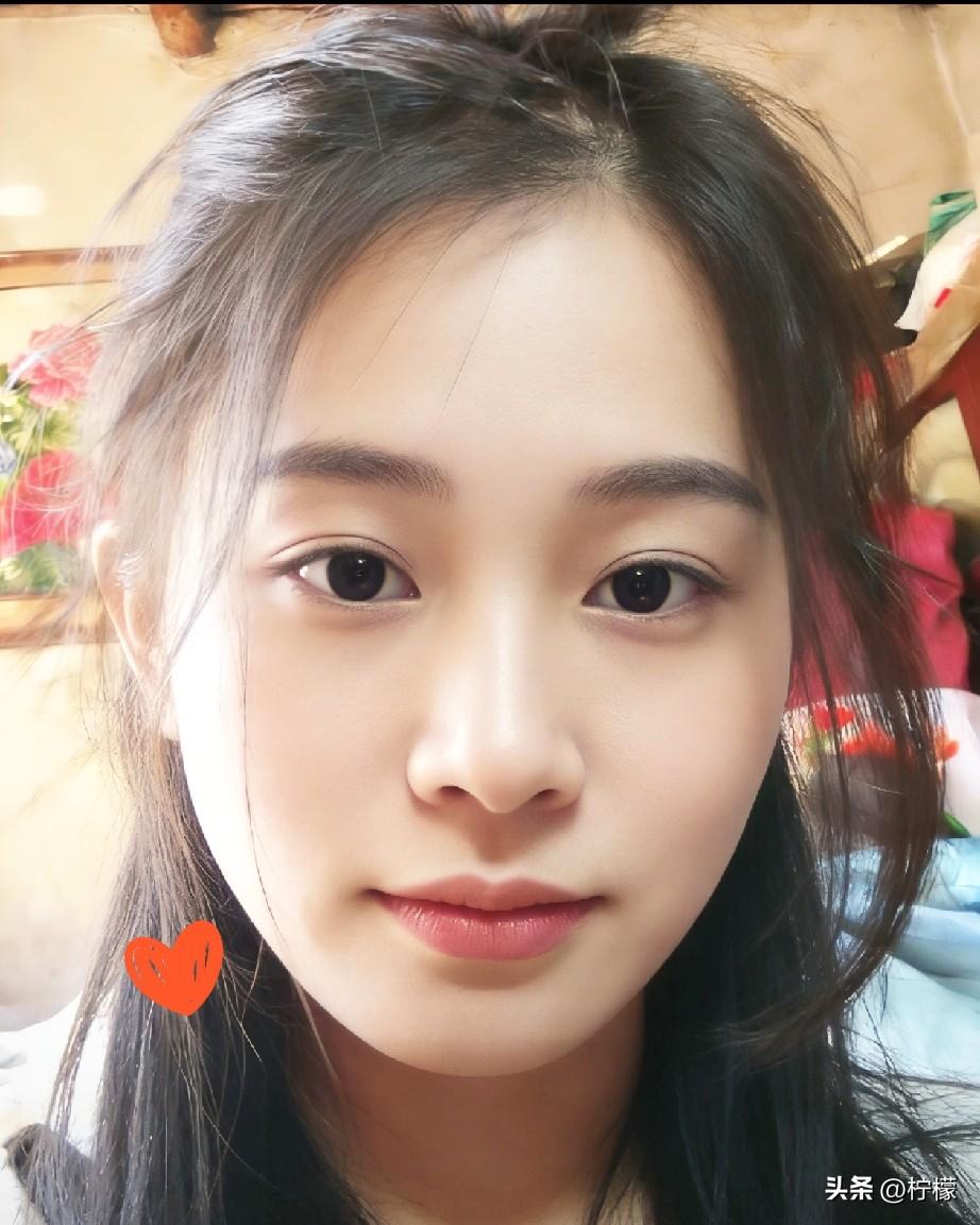 我感觉自己越来越穷了，
五六年前的我，
七八千的手机说买就买，
一两千的衣服说穿