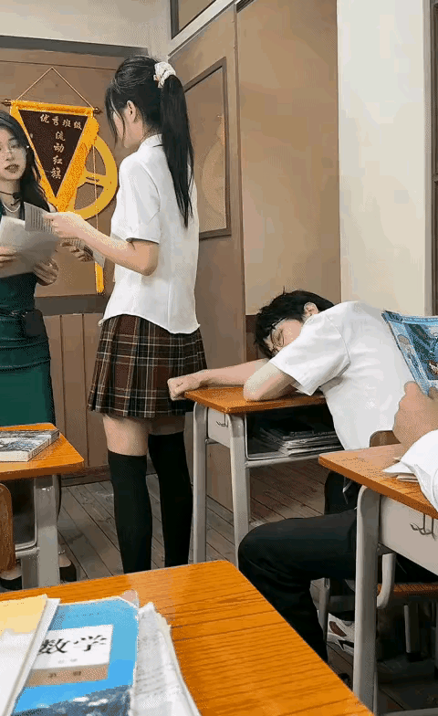 傻孩子，继续装睡不就得了？[呲牙]