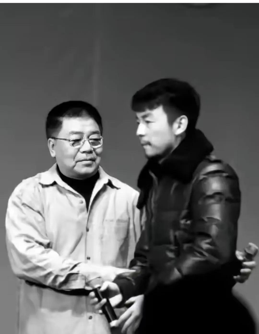 每个艺人都有属于自己的故事，雷佳音14岁辍学，在父母的安排下去沈阳艺校考模特，机