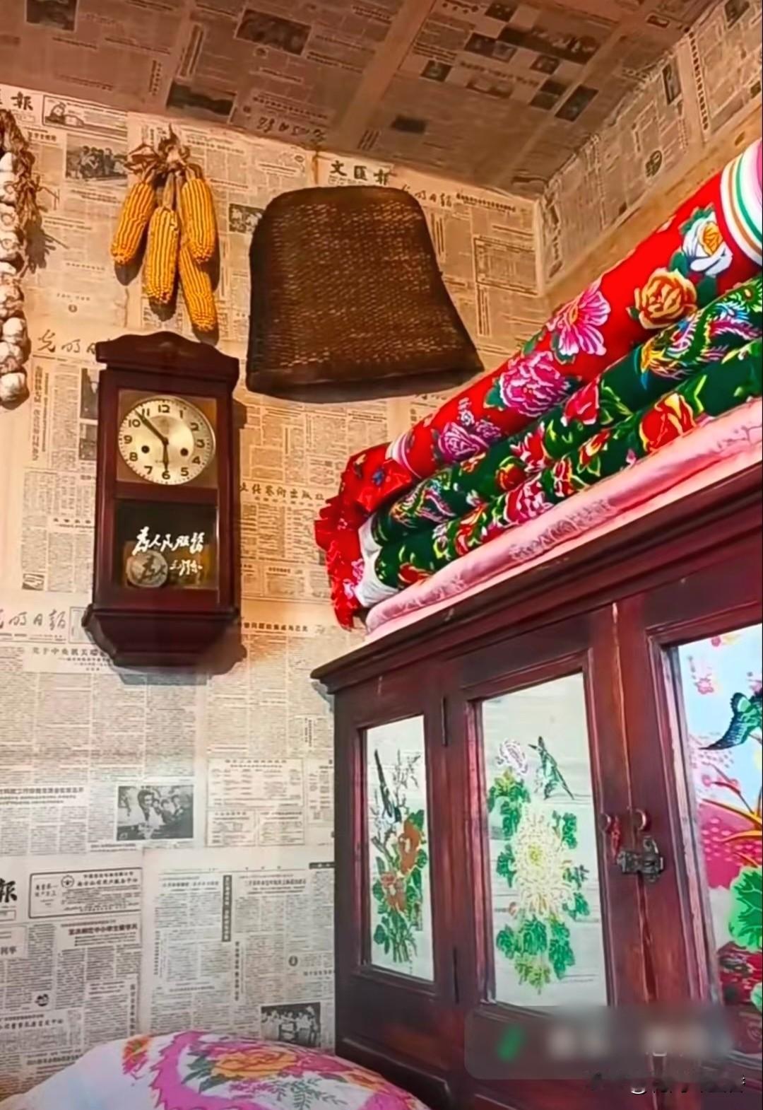 报纸糊墙、花布被褥，
这是老一辈再也回不去的旧时光

一看见这满屋报纸糊的墙面，