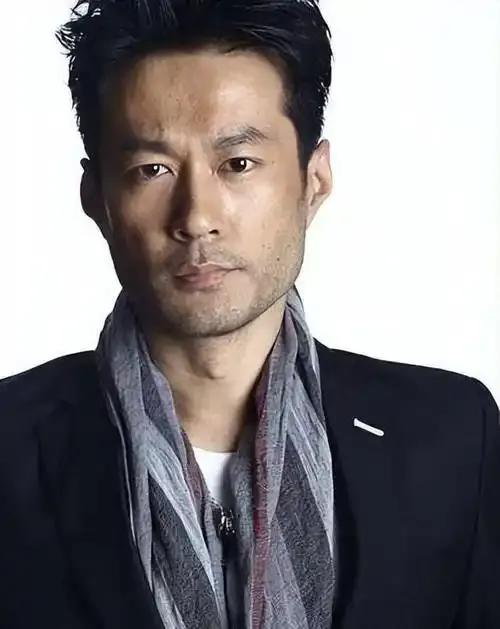 52岁的谭凯，居然自称“妈宝男”，出门应酬晚上10点必回家，否则就会收到母亲20