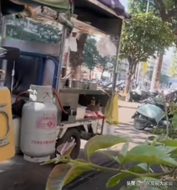 现在深圳摆摊真的要把人熬死！人越来越少，摆摊的却扎堆，一条街全是同行，卷到没边。