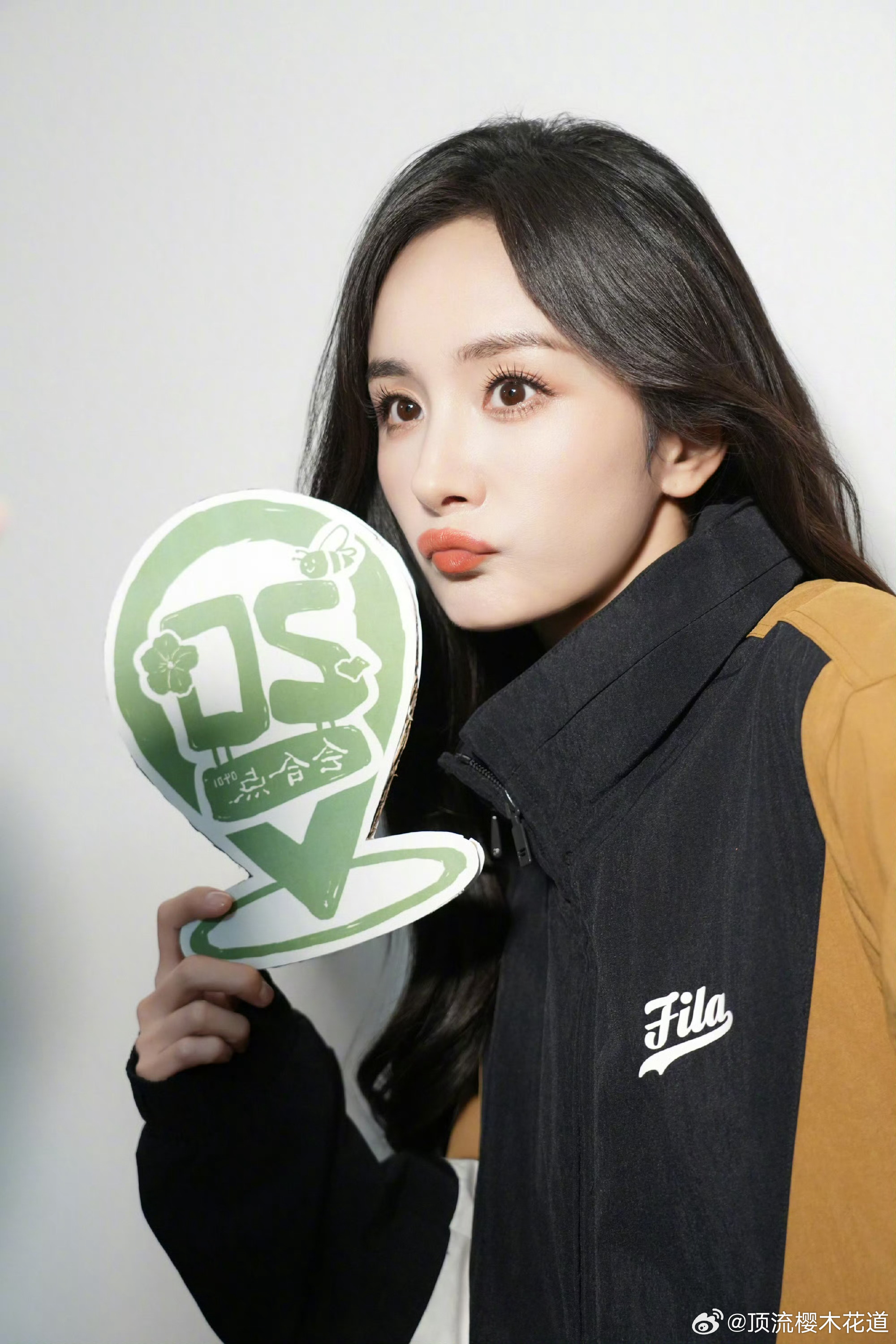 早上好，美女幂二十周年快乐。杨幂第二张抖油菜花那一下又可爱又透露点无奈宠溺的感觉