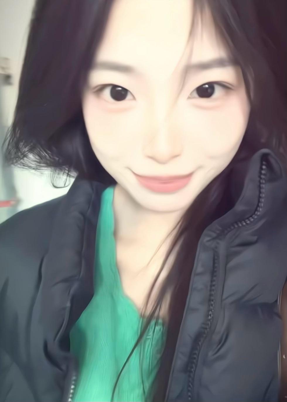 你的穿搭 黑色的长发 可爱的脸 阴阳怪气的嘴 爱说反话 爱沉默的样子 ...