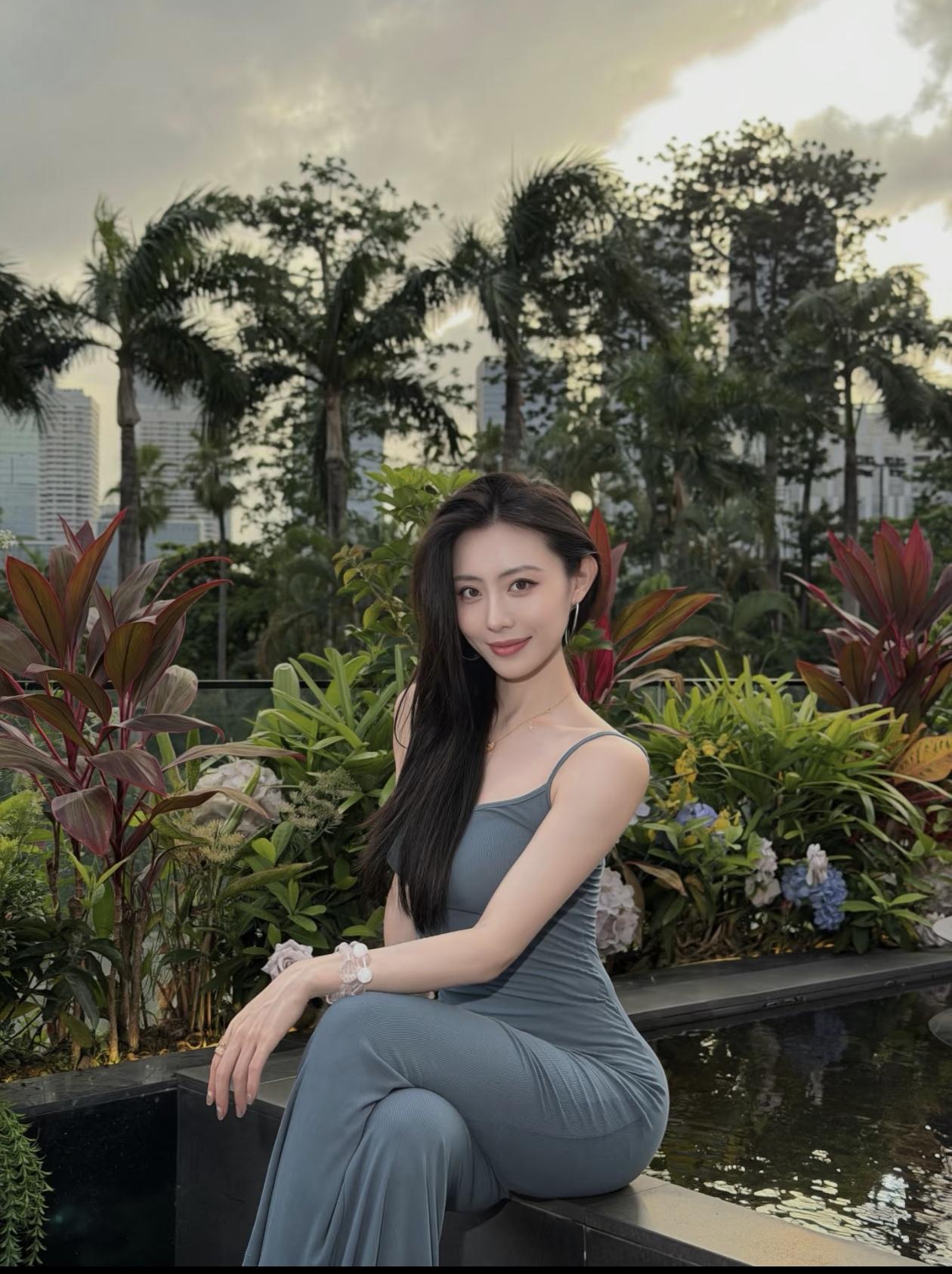 一袭蓝裙，几分慵懒