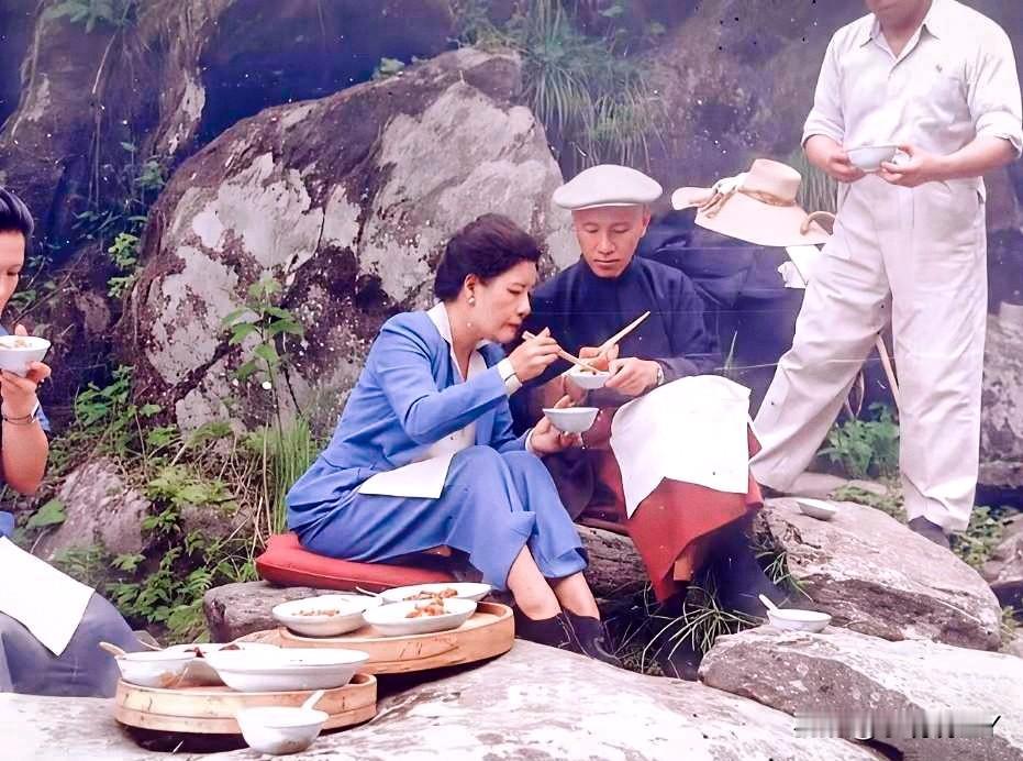 一九四六年，在山间野炊的蒋中正与宋美龄。这可不是演戏，也不是演员所饰演的，而是当