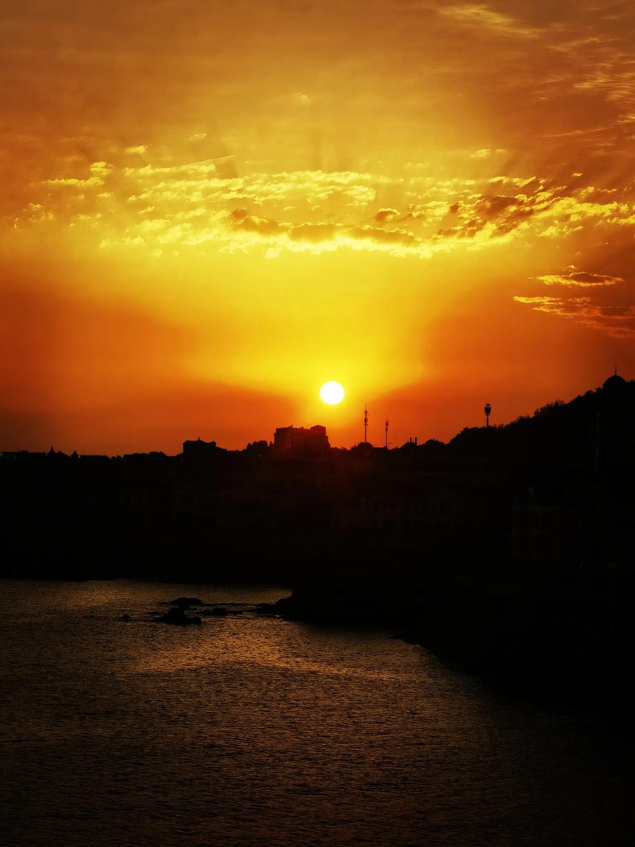 青岛崂山夕阳红(手机原创)#青岛日落实拍# #青岛日落海滩# #青岛看夕阳# #