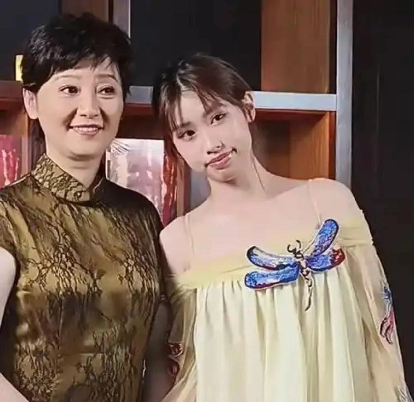 中秋佳节，徐帆远赴美国陪女儿共度，温馨画面溢出屏幕。冯小刚也难掩对女儿的骄傲，特