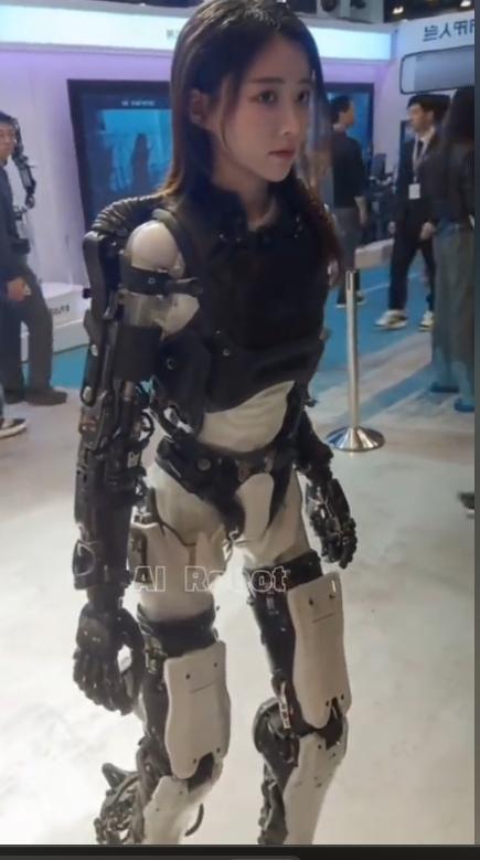 优必选的U1系列伴侣机器人，6月2日开启预售，10天3800台订单。
女款168