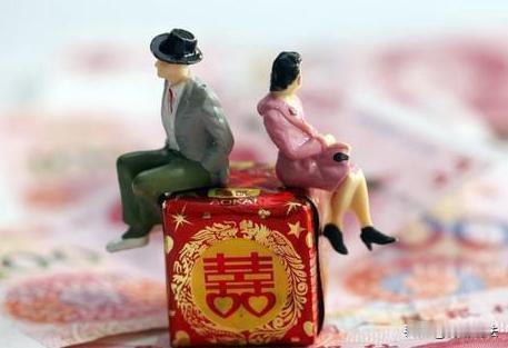 河南商丘，男子陈某和女友武女士订婚后又分手，女方退还10万彩礼，半月后陈某后悔求