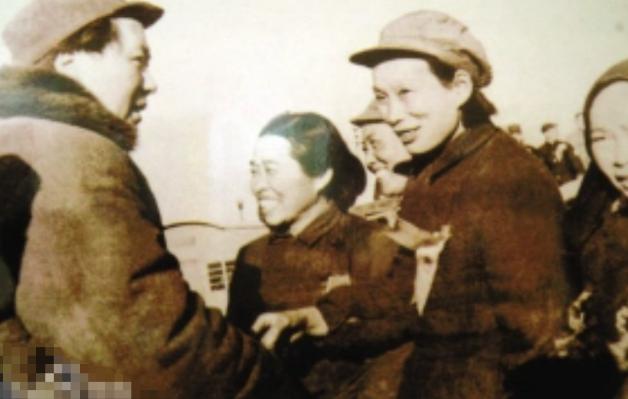 1949年，毛泽东在北平西苑机场，看着一名女性代表脸色突然变化，惊讶道：“你竟然