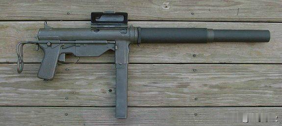 根据一线作战部队使用后的要求，M3A1冲锋枪还取消了左机匣上的管状油壶收纳处，在