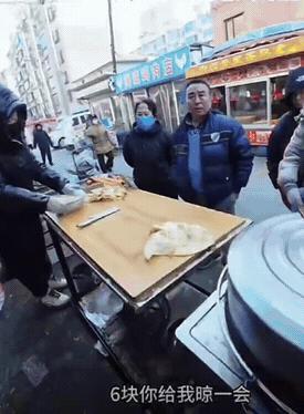 喝豆浆时刷到一个视频，害我少喝了一口豆浆。
大叔到早市上买饼，正好老板刚做好一张