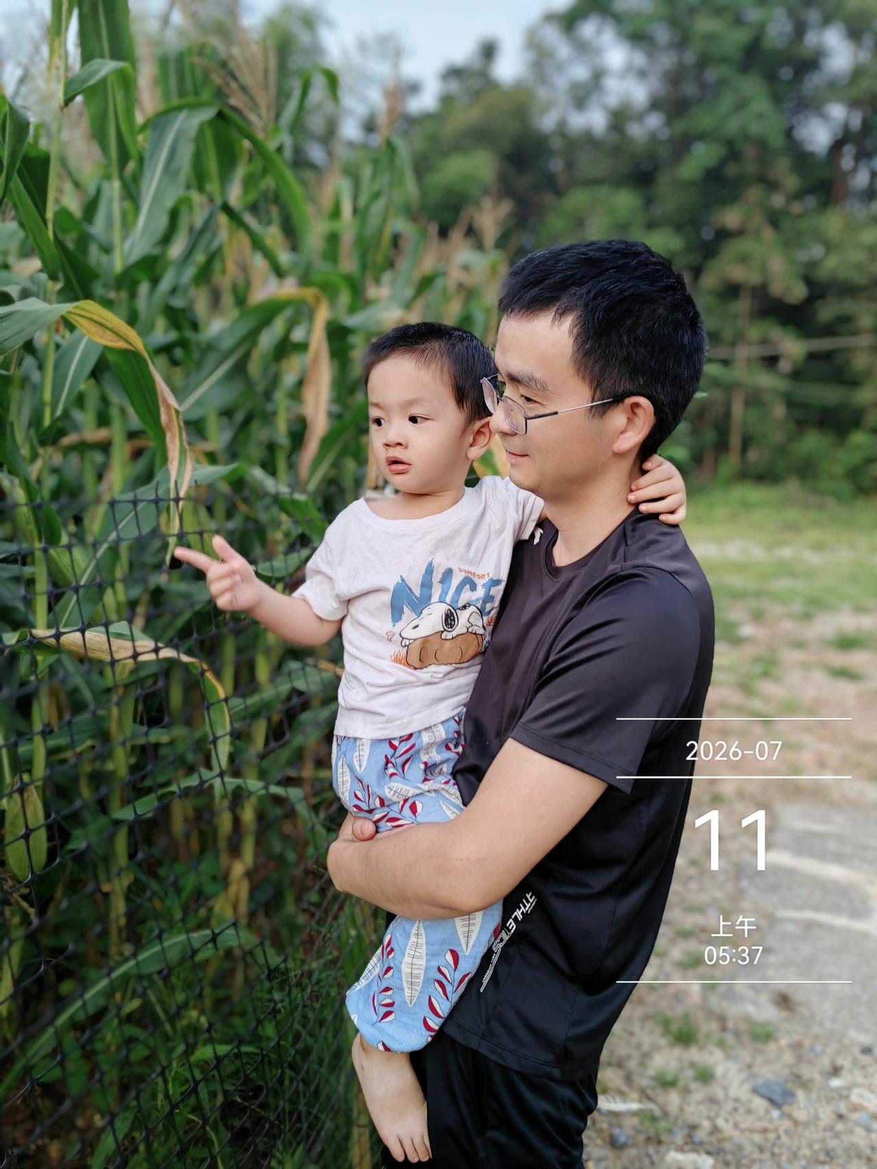在外婆家。
​
​起得跟外公外婆一样早的小宝[捂脸]

听鸟鸣，看月牙儿，玩菜地