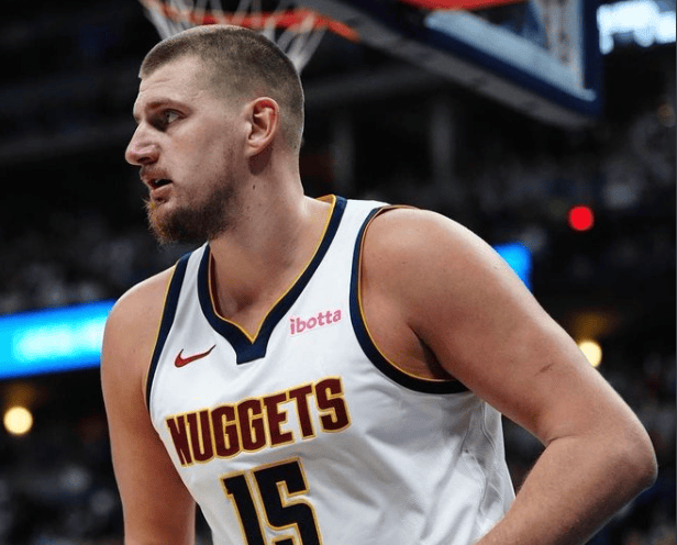 低迷状态蔓延！约基奇近5节比赛33投仅8中，其中三分13中2