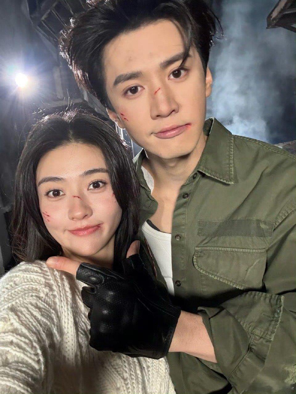 陈哲远梁洁战损照自拍 自拍也超配 
