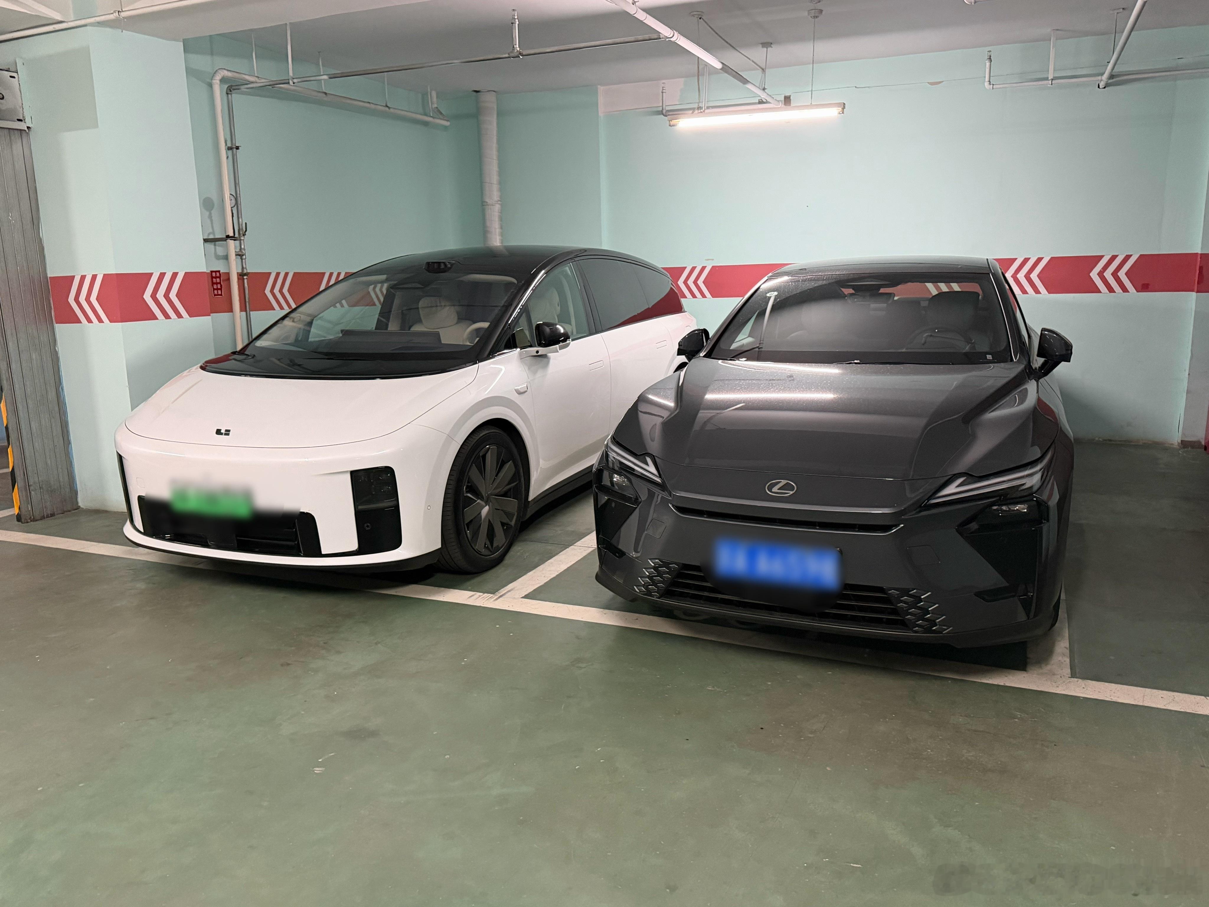 理想i8、雷克萨斯ES300h，这俩应该都是同品类里我个人最满意的两台车了，这两