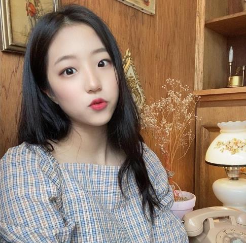 申裕斌不愧是韩国女乒的颜值代表，长相一眼就能认出来，眼睛小巧、身材匀称，五官立体