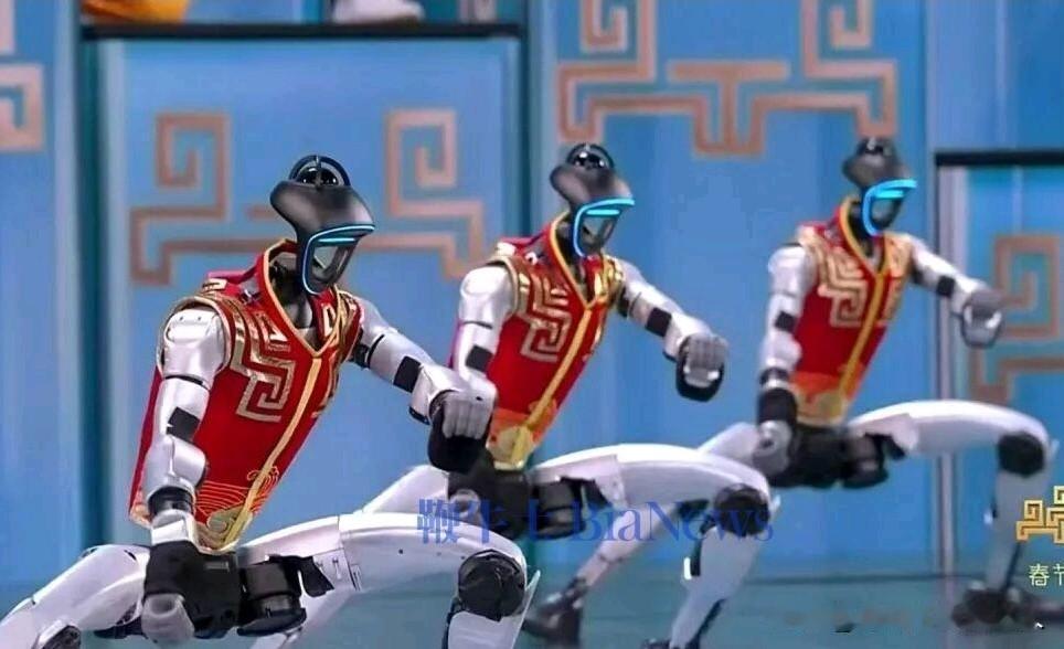 今年春晚舞台上！
二十几台机器人成了全场最亮眼的主角，不少人都说，这二十几台机器
