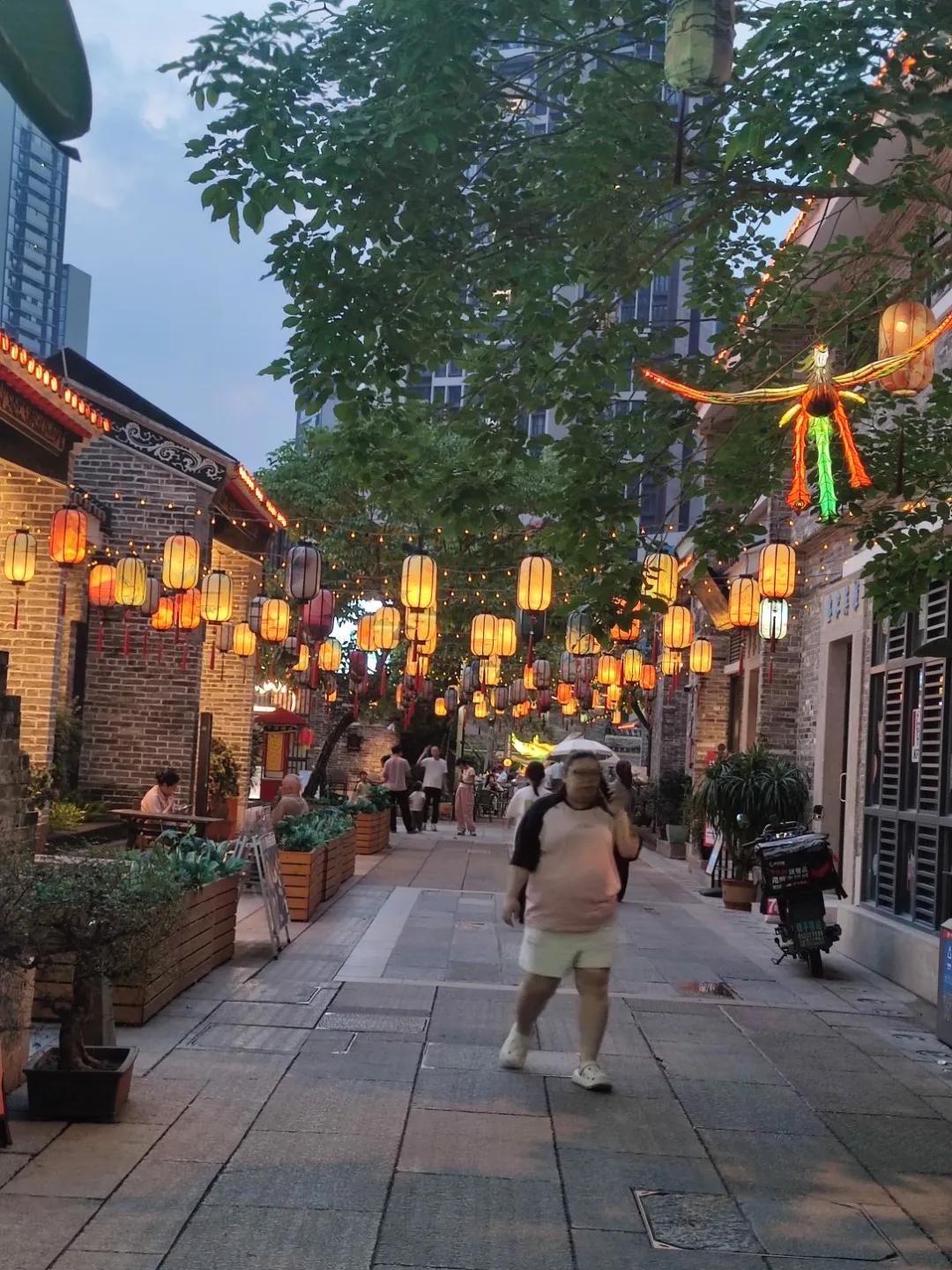 你见过花期最长的花吗？再美的玫瑰，顶多开半月；再艳的牡丹，一茬也就20天。可有人