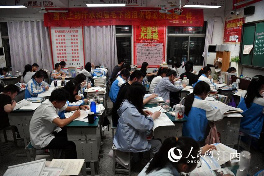 2026年高考出现最离谱的一幕，足足45万考生主动弃考退场。
 
很多人误以为高