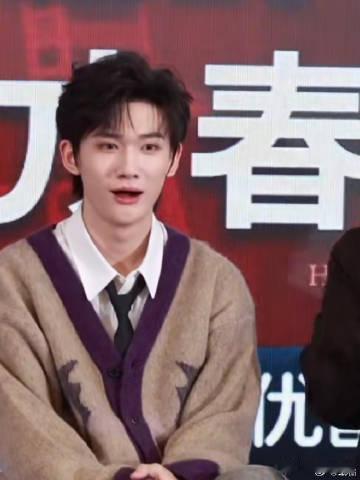 余宇涵躲C位失败 家人们，陈志鹏躲C位把余宇涵坑惨啦，余宇涵被拉回C位时那生无可