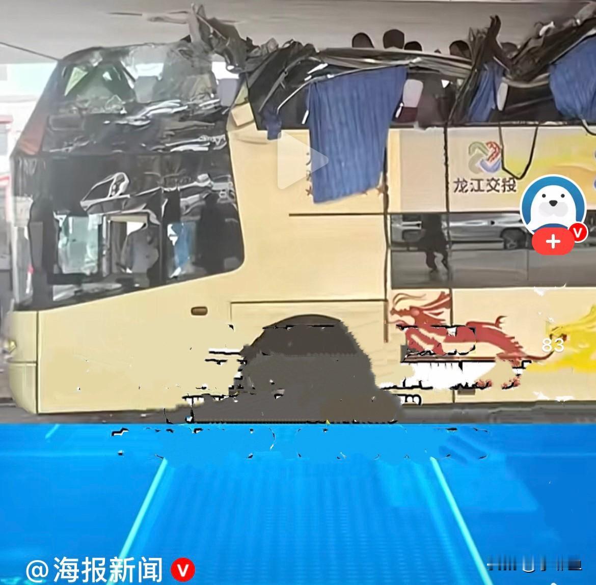 5月20日早上8点左右，哈尔滨香坊区南直路与公滨路交叉口，一辆双层旅游观光巴士，