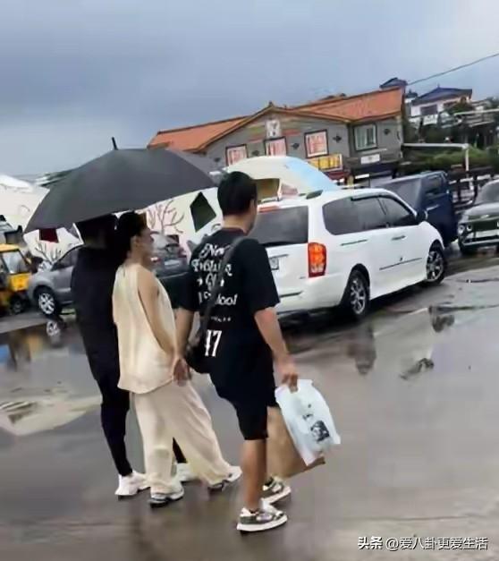 汪峰是真贴心！
又陪着森林北去逛街了，只不过这一次逛到了韩国。
被网友偶遇的两个