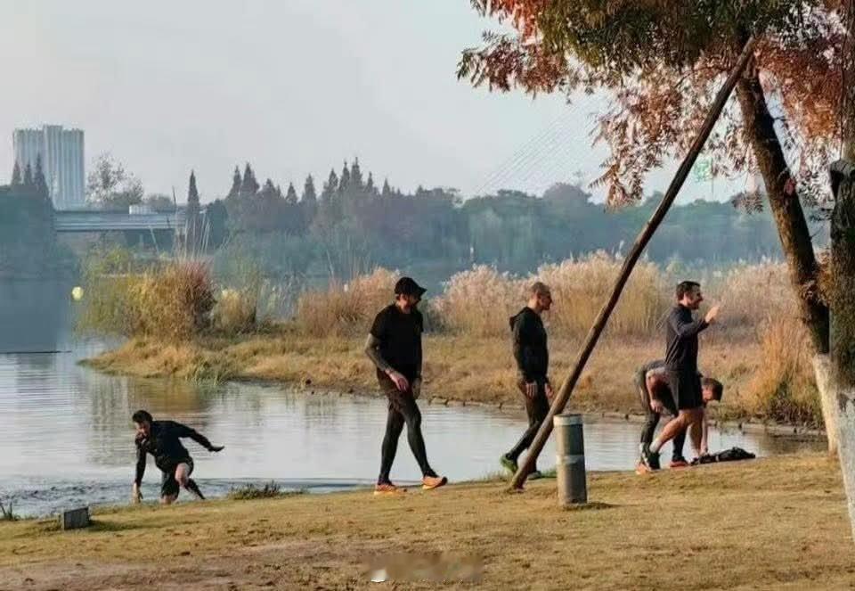 这条信息真的假的？【马克龙成都晨跑 隨行保鏢疑似掉湖】法国总統馬克龙抵达中国访问