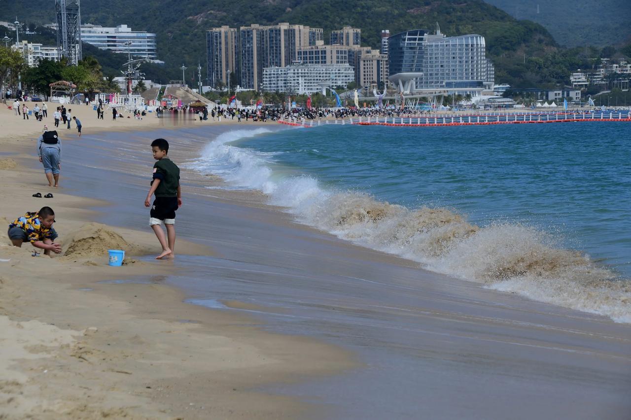 阳光海滩上的欢乐时光，沙滩上的小脚印市区的海滩 海边风光摄影 南门湾风景 爱琴海