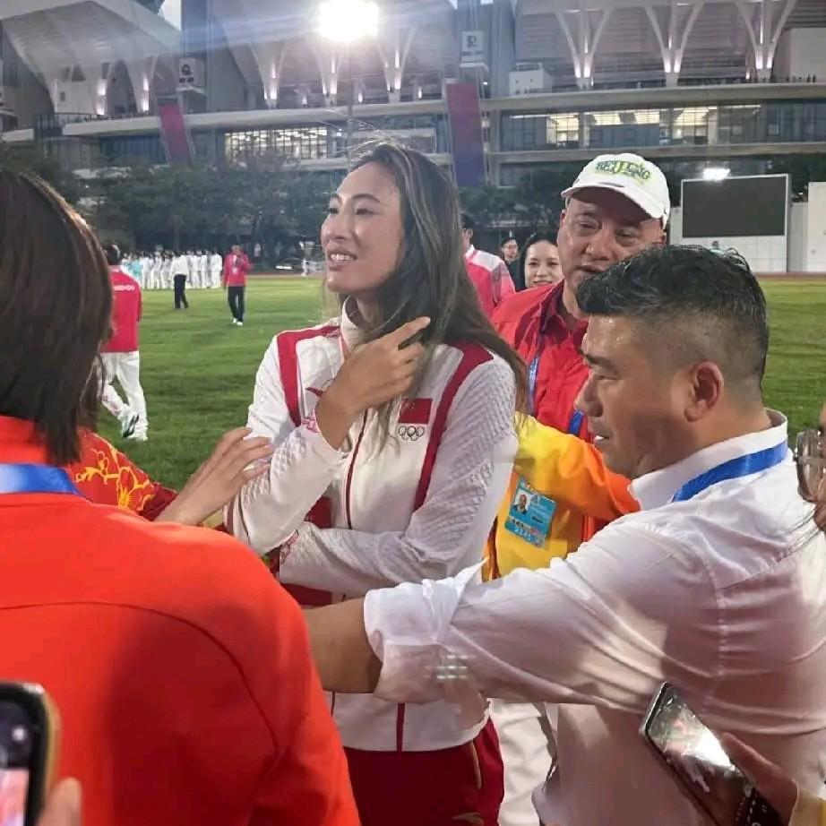 郑钦文退赛了
这次真的要感谢她的团队
要不是有他们，估计郑钦文这次运动会，还要咬