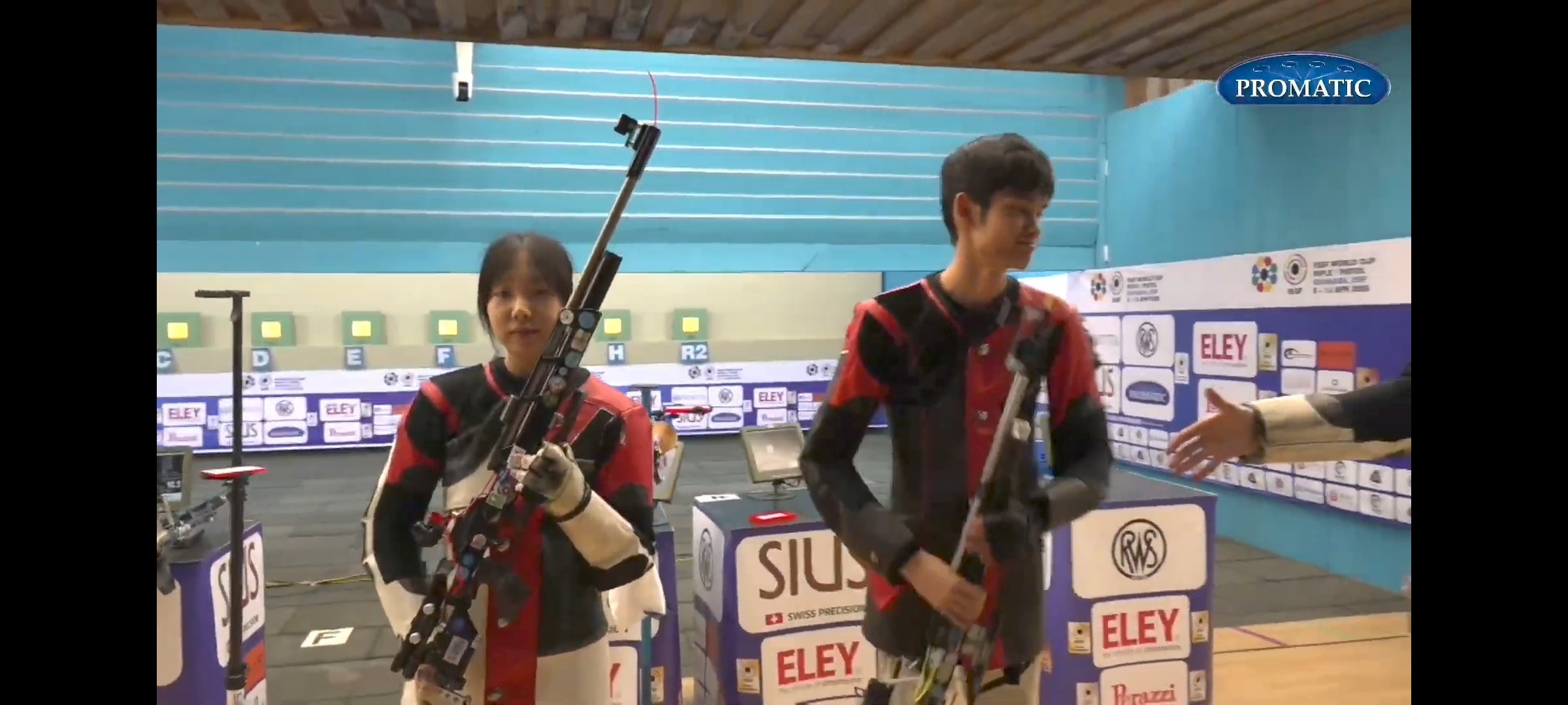 10米气步枪混合团体金牌，王子菲/盛李豪 ，504.3环的成绩也是新的全国纪录夸