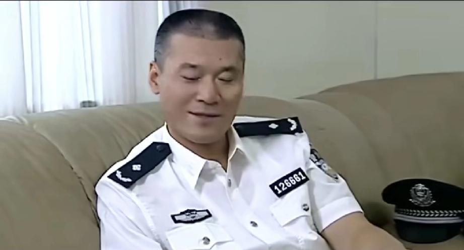 这公安局的局长竟然是三级警监，而且警号还是普通的126661，这完全不符合规定啊