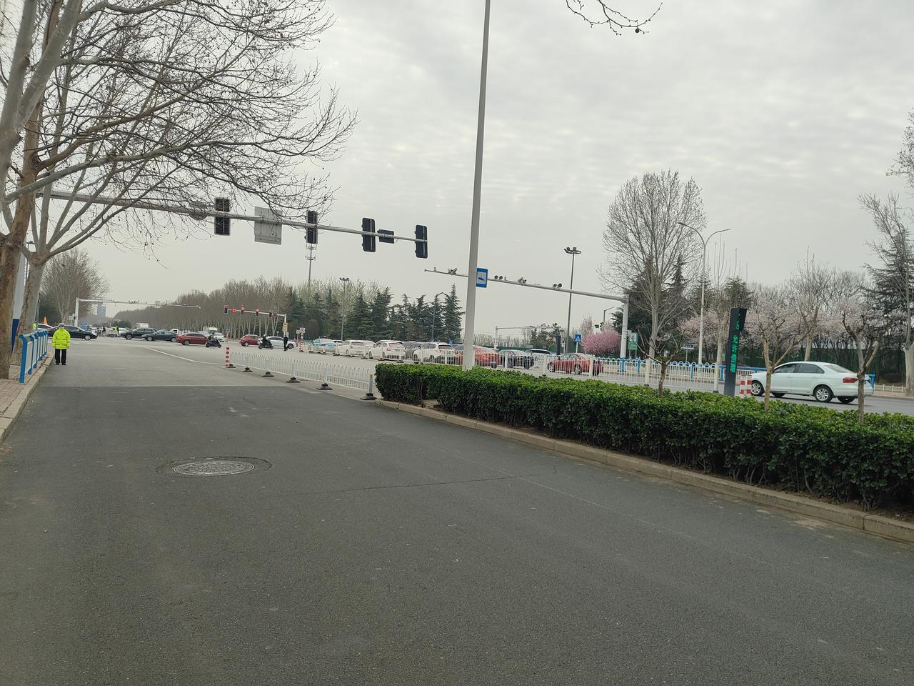 今天早晨路过邢台市眼科医院东边这个交通岗的时候发现这里严阵以待，每一个路口都有，