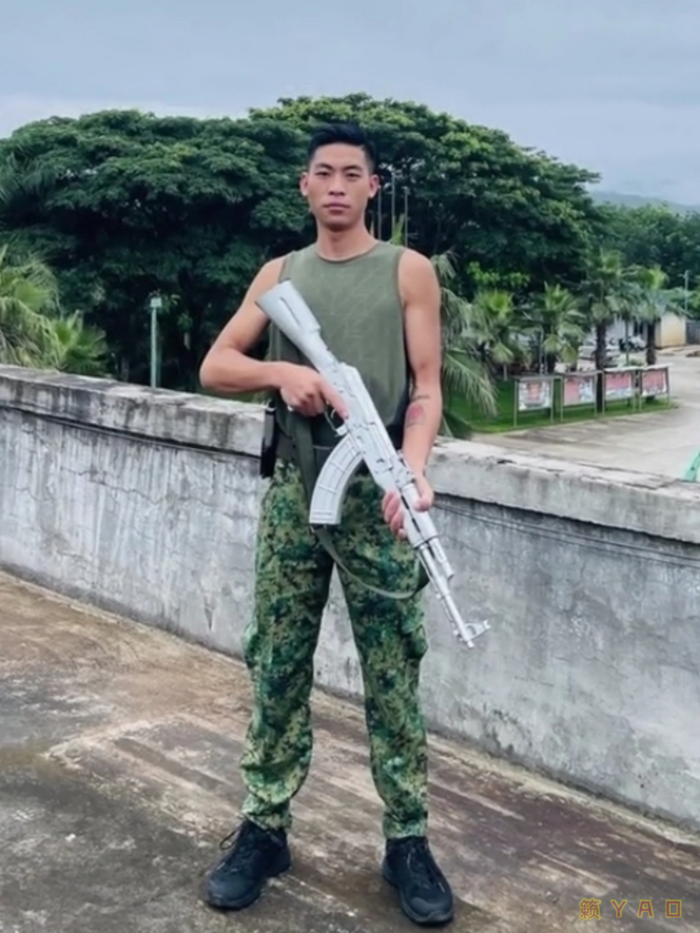 什么恶趣味，把枪喷成全银色…四特·🇲🇲东部同盟军/勐拉军（NDAA）的人 