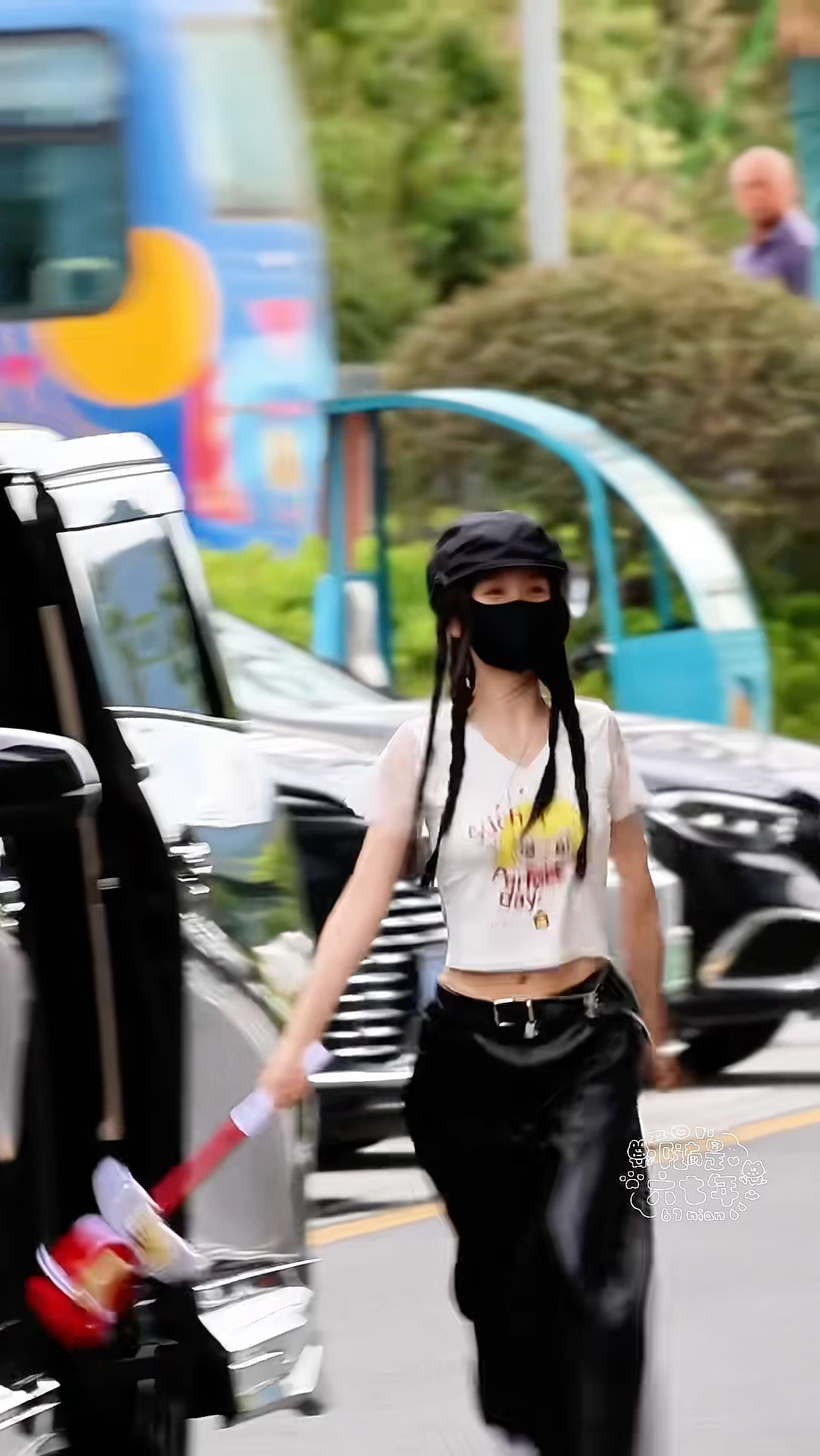 昨天放奇迹再现，今天出魔卡少女，剧宣女王疑似有小巧思 