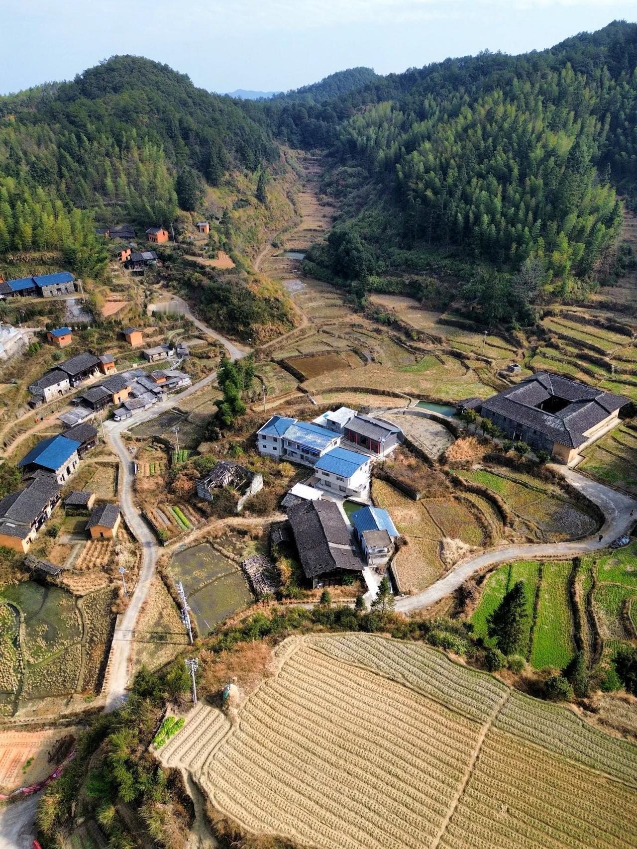 社背外村有一小型土堡，名为“万青松”，是宁化县唯一仅存土堡。土堡总面积只有800