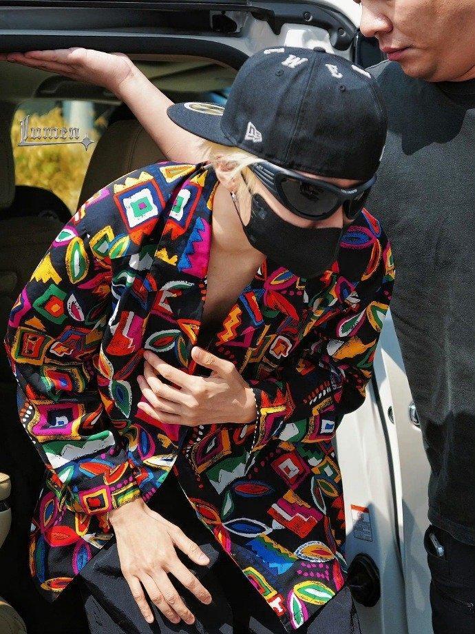 刘雨昕反戴帽子➕花花衬衫➕墨镜好潮好酷！！姐的时尚感已经next level ​